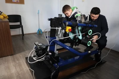 Mobil y&uuml;r&uuml;me robotu &ccedil;ocuklara umut oluyor