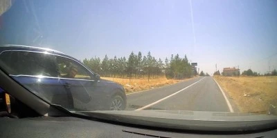 Muhabire yol vermediler, tarlaya s&uuml;r&uuml;klediler