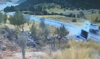 Otomobil ile yolcu otob&uuml;s&uuml; &ccedil;arpıştı, 7 kişi hayatını kaybetti