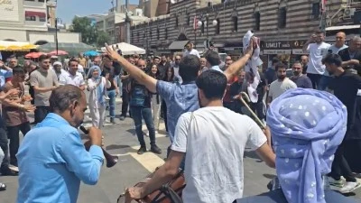 PKK'nın Fesih Kararı Sonrası Diyarbakırlı Vatandaşlar Halay &Ccedil;ekti