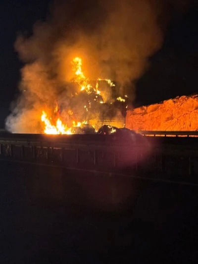 Şanlıurfa’da Seyir Halindeki Saman Yüklü Tır Alev Alev Yandı