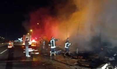 Şanlıurfa-Gaziantep Otoyolunda Televizyon Yüklü Tır Alev Alev Yandı