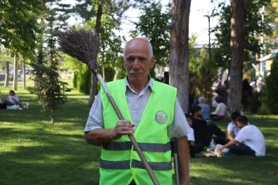 Temizlik Yaparken T&uuml;rk&uuml; S&ouml;yledi, Parkta G&ouml;n&uuml;lleri Fethetti