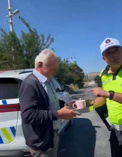 Trafik Uygulamasında Eşini Yolda Bırakan S&uuml;r&uuml;c&uuml;ye Bulaşık Cezası