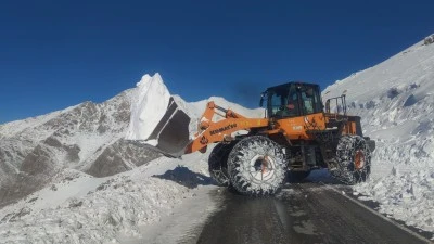 Van'da Bah&ccedil;esaray yolu ulaşıma kapatıldı