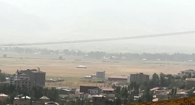 Yüksekova’da Toz Bulutu Dağları Kapladı, Hayat Olumsuz Etkilendi